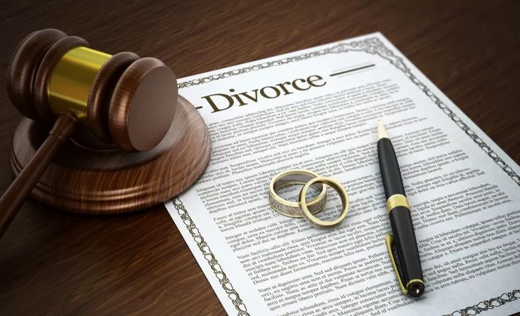 A paper with a text that says “divorce” under the rings